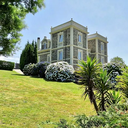 Auristela Villa *